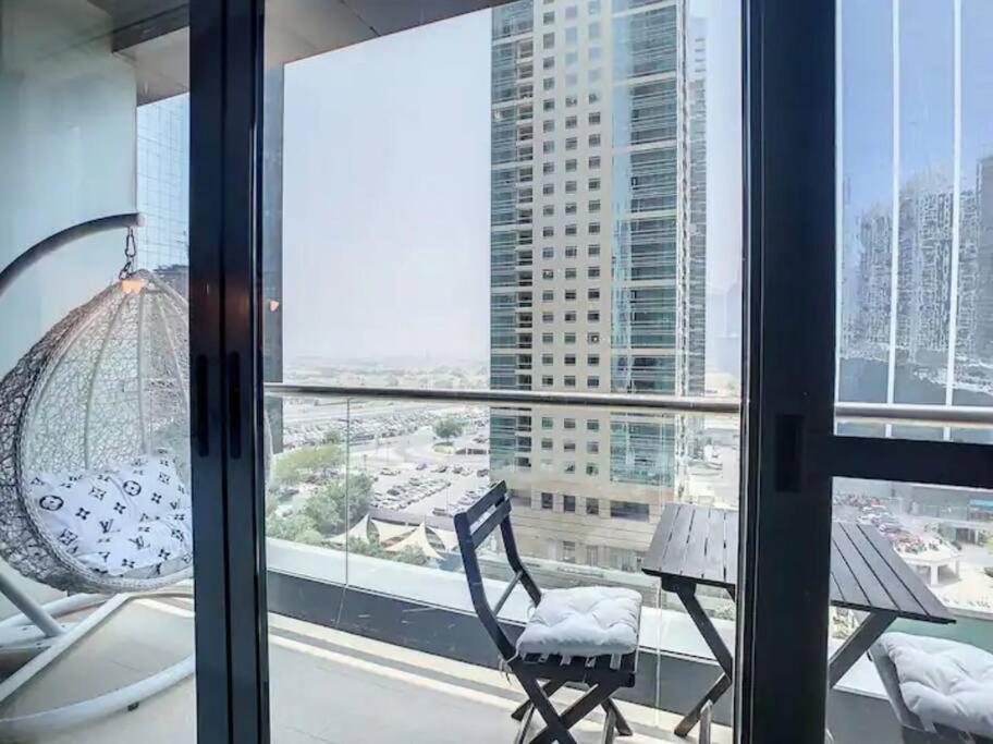 Luxury Modern Studio In Jlt With Amazing View & Rooftop Pool - Sleeps 3 دبي المظهر الخارجي الصورة